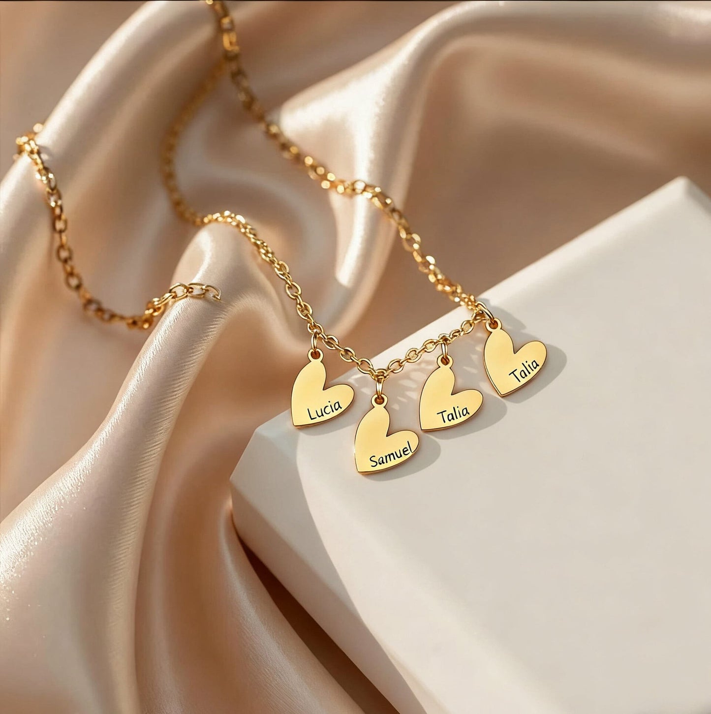 Halskette mit personalisierten Herzanhängern Necklaces Loanya