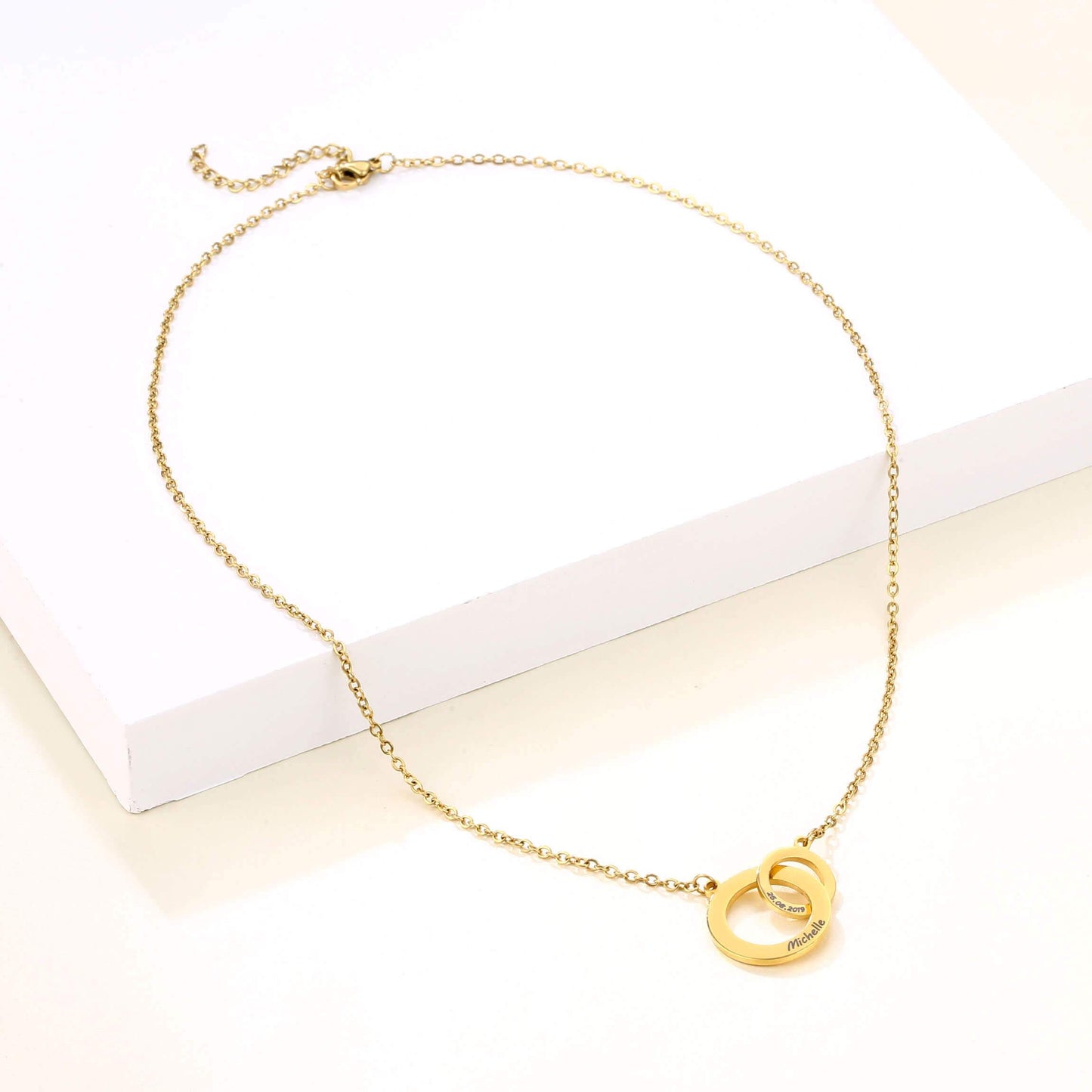 LOANYA Personalisierte Halskette mit verschlungenen Ringen Loanya