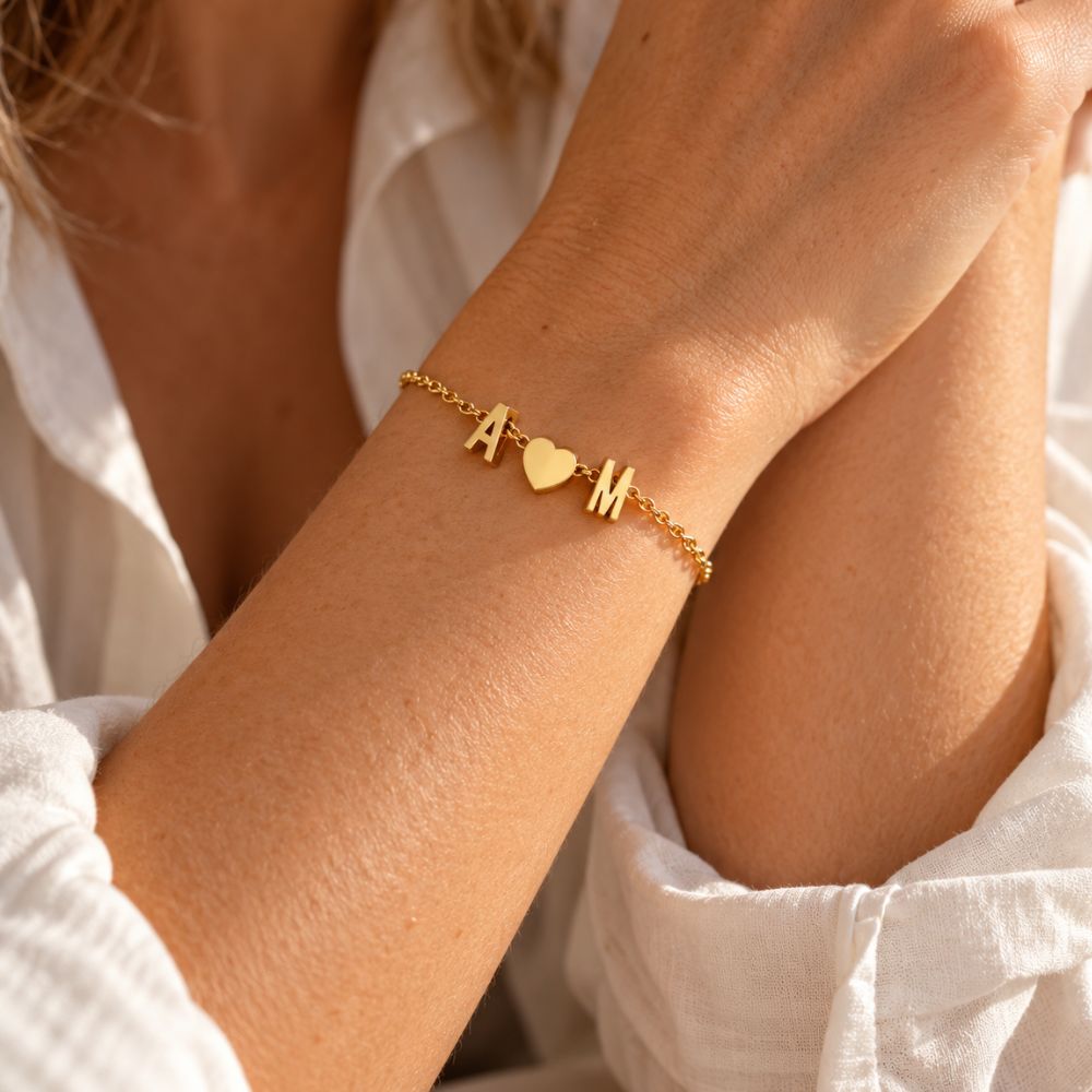 Armband mit Herz und zwei Buchstaben